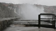 Meteoroloji uyarmıştı! Dalga boyu 7 metreyi aştı