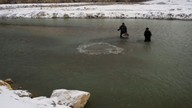 Hava sıcaklığının -15 dereceye düştüğü Ağrı'da buz tutan kanyona gitti. Her kış olduğu gibi buzu kırıp tek bir şey yaptı