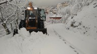 Meteoroloji'den gelen uyarının ardından Ordu'da kar yağışı etkili oldu. Belediye ekipleri, bölgede seferberlik başlattı