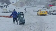 Zonguldak'ta günlerdir etkisini sürdürüyordu. Araçların çevresinde kar kalınlığı 40 santimi aşarken 252 köy yolu ulaşıma kapandı