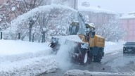 Bitlis'te günlerdir etkili olan kar yağışının ardından 300 köy yolu ulaşıma kapanmıştı. Ekiplerin yoğun çalışması sonucu 250'si yeniden ulaşıma açıldı