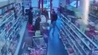 Jandarma personeli marketteki m&uuml;şteriyi kalp masajıyla hayata bağladığı