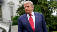Donald Trump'ın kürsüde 'drone' korkusu! Gökyüzüne bakakaldı: O anlar gündem oldu