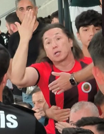 Tribünde küçük Fenerbahçeliyi kurtaran polis: ‘O küçük vücudunun titremesi üzücüydü - Resim : 3
