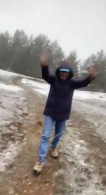 Sivas'ta Nisan ayında ormanda yürüyen amca ve yeğen bir anda sürpriz bir olay ile karşılaştı. Nisan'da bunu beklemiyorlardı - Resim: 1