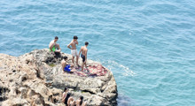 Son Dakika: Antalya’da nemden bunalanlar sahillere akın etti
