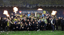 Son Dakika: Şampiyon Fenerbahçe kupasını kaldırdı!