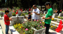 Son Dakika: Kurban Bayramı’nda şehitlikte duygu dolu ziyaret