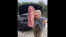 Odun, kömür, mangal olmadan etini yolda pişirmeye karar verdi. Eline aldığı kocaman et parçasını aldığı gibi baharat atıp pişmesi için oraya koydu