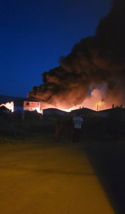 Hurdalıkta korkutan yangın! Alevler evlere sıçradı - Resim : 1