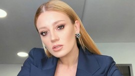 Galada tarzıyla beğeni topladı! Gizem Karaca, dekolteli mini elbisesiyle mest etti!