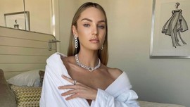 Victoria's Secret modeli Candice Swanepoel küçük bikinisiyle plajda boy gösterdi