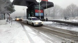 İstanbul Çatalca'da kar yağışı! Kar küreme araçları çalışmaya başladı