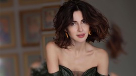 Nesrin Cavadzade mayo altına giydiği file çoraplarıyla geceye damgasını vurdu!