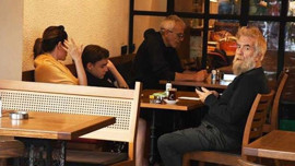 Arka Sokaklar'ın genç yıldızı, 74 yaşındaki yönetmenle yakalandı