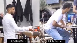 Gençler, buluşma ayarladıkları kadını görünce şaşkınlık içerisinde sandalyeye oturdular