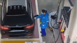 Lüks otomobilinin içinden pompacı kadına öyle bir şey yaptı ki, emekçi kadın gözyaşlarına hakim olamadı!