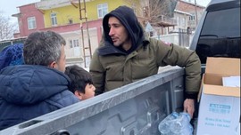 Eski milli futbolcu Mehmet Topal kapı kapı dolaştı! Vatandaşlara yardım etti! "Senin Allah'ına kurban"