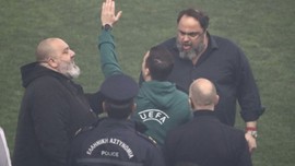 Yunanistan'da ortalık karıştı! Federasyon başkanının kafasına etek fırlattı, o sözleri haykırarak söyledi!