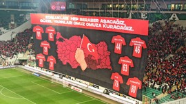 Türkiye – Hırvatistan maçında depremzedeler için koreografi