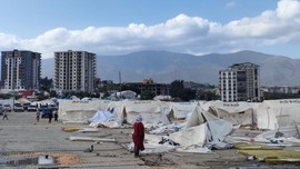 Depremin vurduğu Hatay'da fırtına çadırları yıktı, depremzedeler zor anlar yaşadı