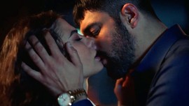 Demet Özdemir ile Engin Akyürek'in ateşli sevişme sahnesi izleyiciyi ekrana kilitledi