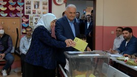 Binali Yıldırım'dan kabinden geç çıkan eşine esprili yanıt: Ne oldu hanım karar veremedin mi?