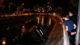 Adana’da feci kaza! Sürücünün kontrolünden çıkan araç sulama kanalına düştü: Ölü ve yaralı var