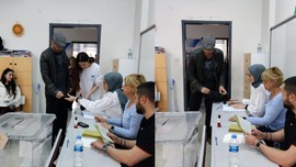 Kıvanç Tatlıtuğ oy kullanırken arkadan gelen duyanları güldürdü