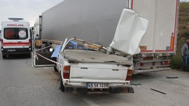 Manisa'da korkutan kaza: Kamyonet tıra arkadan çarptı