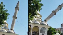 Hatay'da depremde hasar alan minare kontrollü yıkıldı: Yıkım sırasında kamyon ve iş yerleri zarar gördü