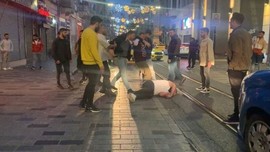 Beyoğlu'nda tekme tokat kavga! Bayıltana kadar dövdüler