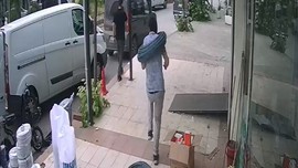 Ayarlasan olmaz! Yürüyen adamın boynuna kablo geçti! O anları izleyince şoke olacaksınız