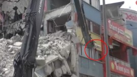 Hassasiyeti "Helal olsun" dedirtti! İş makinesi operatörü ölçtü, biçti Türk Bayrağı'nı yere bile değdirmeden yıkılan binadan İşte böyle aldı