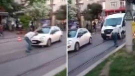 İstanbul'un göbeğinde karga saldırısı! Dakikalarca gagaladılar