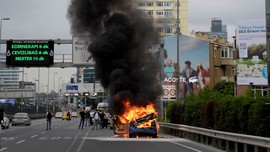 Şişli'de korku dolu anlar! Seyir halindeki otomobil alev alev yandı