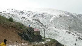 Şaşkına çeviren görüntü! Dünyanın sonu mu geliyor? Haziran ayında o ilimize kar yağdı, yayla bembeyaz oldu