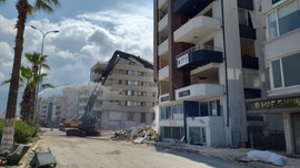 Hatay'da ağır hasarlı binaların yıkımı sürüyor!