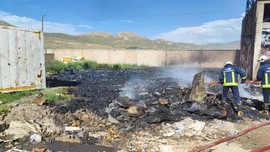 Hurdacıda korkutan yangın: Tonlarca plastik malzeme küle döndü