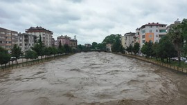 Samsun’da korkutan görüntü! Sel suları 2 metre havaya kaldırdı