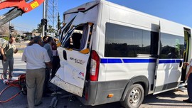 İşçi servisi ile kamyon çarpıştı: 8 kişi yaralandı