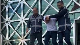 Boşanma aşamasındaki eşinin evini kurşunlayıp polise ateş açtı