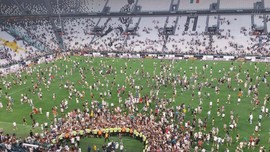 Ünlü futbolcunun transfer olacağı iddiası taraftarı sahaya indirdi! Taraftarlar hep bir ağızdan aynı sloganı haykırdı