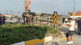 Balıkesir’de yürekleri ağza getiren kaza! Otomobil ile çarpışan kamyonet ters döndü: Yaralılar var