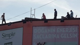 Çatıya çıkan vatandaş yürekleri ağza getirdi! Kiremitleri yere fırlatıp sigara içti, kendisini jiletledi!