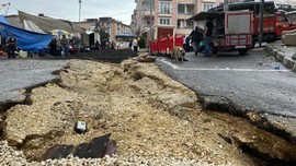 İstanbul Çatalca'da sağanak yağış faciası! Yol çöktü, iki araç açılan çukura düştü