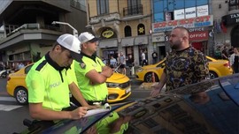 Trafik cezası alan sürücü, polis ekiplerini adeta çileden çıkardı! “Senin maaşını kim veriyor?”
