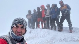 Dağcılar dondurucu soğukta Ağrı Dağı'na tırmandı