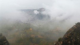 Amasya’nın zirvesini sis bulutu kapladı
