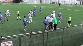 Amatör küme maçında gerginler anlar! Teknik direktörün o hareketi sahayı karıştırdı!